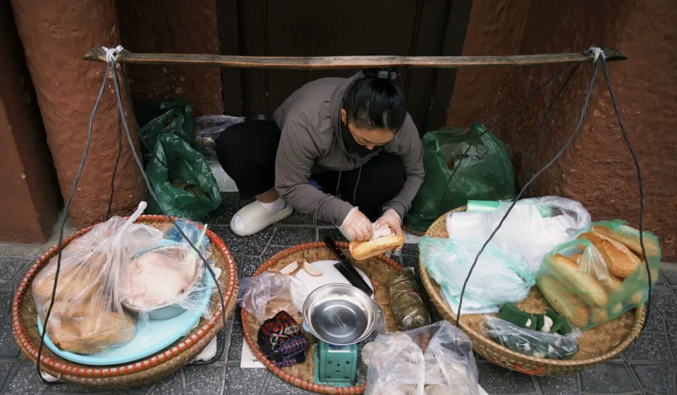 Ly cà phê phin pha tại quán